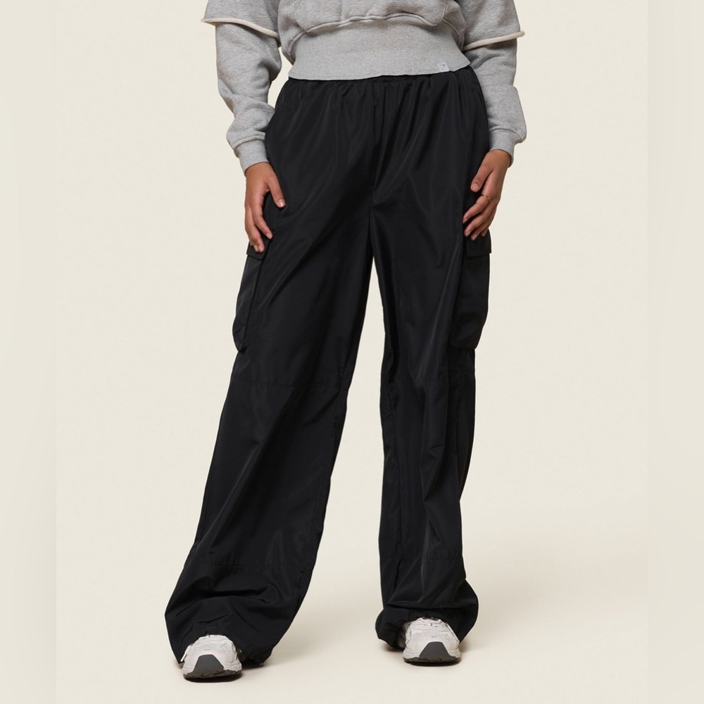 Black Wide-Leg Cargo Pants - Women